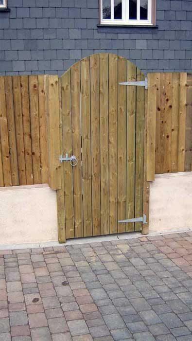 CLOSEBOARD FENCING AND GATE